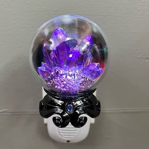 This is a brand new bath and body works plug in, it lights up and looks 👻